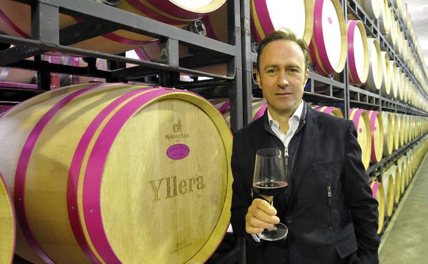 Marcos Yllera, presidente del Grupo Yllera, en la sala de barricas de la bodega de Rueda. 