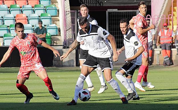 Una acción del derbi de la primera vuelta en el Helmántico. 