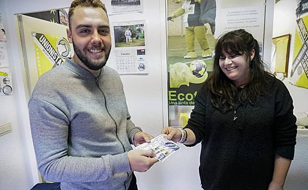Un socio recoge ayer sus entradas en la sede de Unionistas.