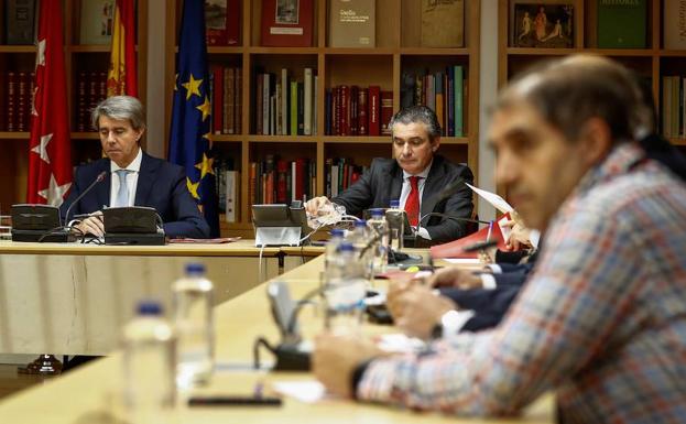 Imagen principal - Ángel Garrido durante la negociación con los representantes del Taxi (arriba); cientos de taxistas se congregaron en IFEMA durante la inauguración de FITUR (izq.); concentración frente a la sede de la Comunidad de Madrid en la Puerta del Sol.