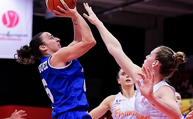 Silvia Domínguez lanza en el partido de la primera vuelta en Francia ante el Flammes Carolo Basket.