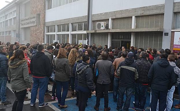 El examen para acceder a la bolsa de empleo de limpiador creó mucha expectación.: