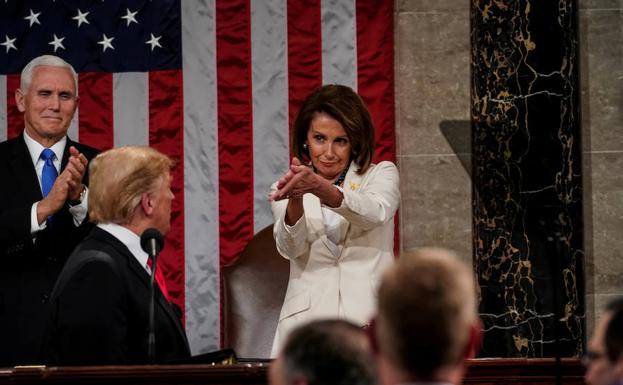 La presidenta de la Cámara de Representantes, Nancy Pelosi, fuerza un aplauso de burla durante el discurso de Trump.