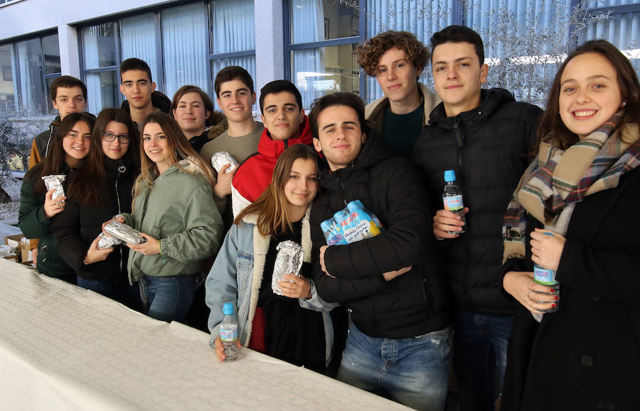 Fotos: Bocata solidario en favor de Manos Unidas