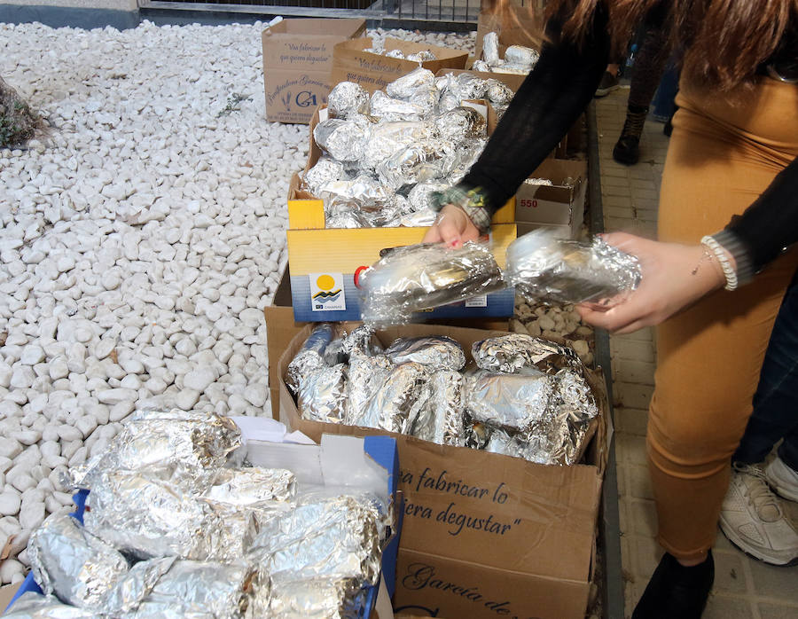 Fotos: Bocata solidario en favor de Manos Unidas