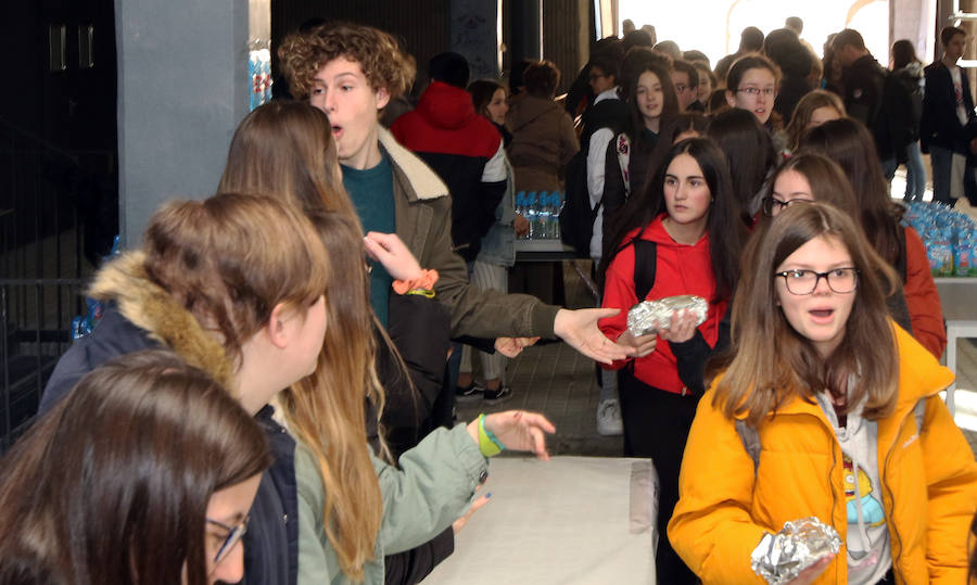 Fotos: Bocata solidario en favor de Manos Unidas