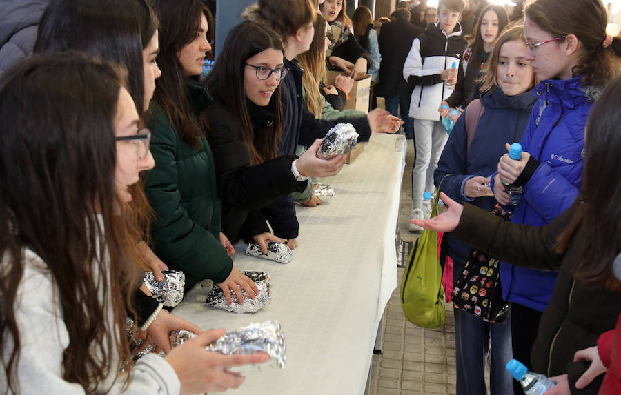 Fotos: Bocata solidario en favor de Manos Unidas