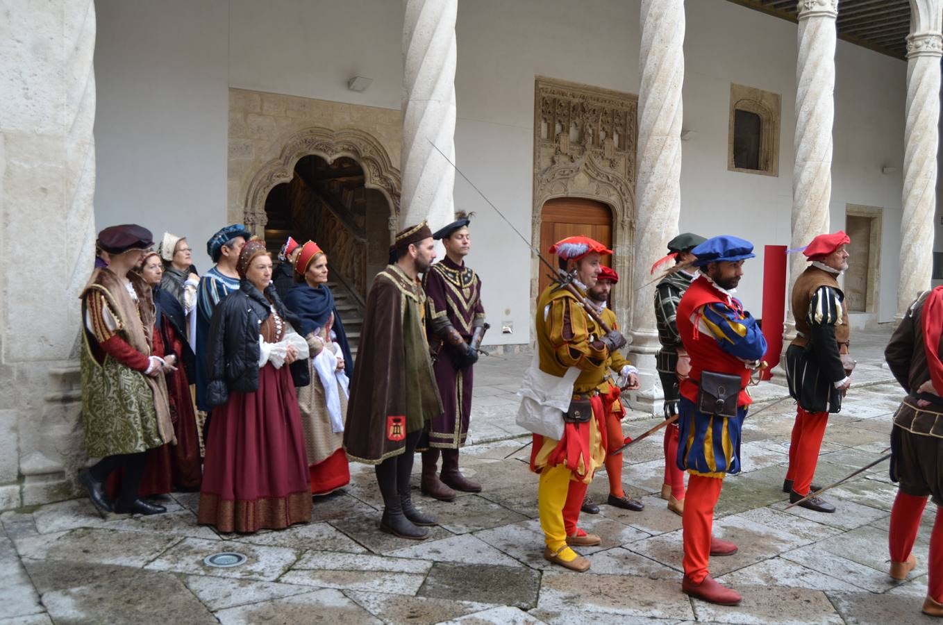 Grupos provinciales de recreación histórica han participado en la docuficción de La 2, recién estrenada y de la que este sábado se emite su segundo capítulo con pasajes rodados en espacios históricos de la ciudad 