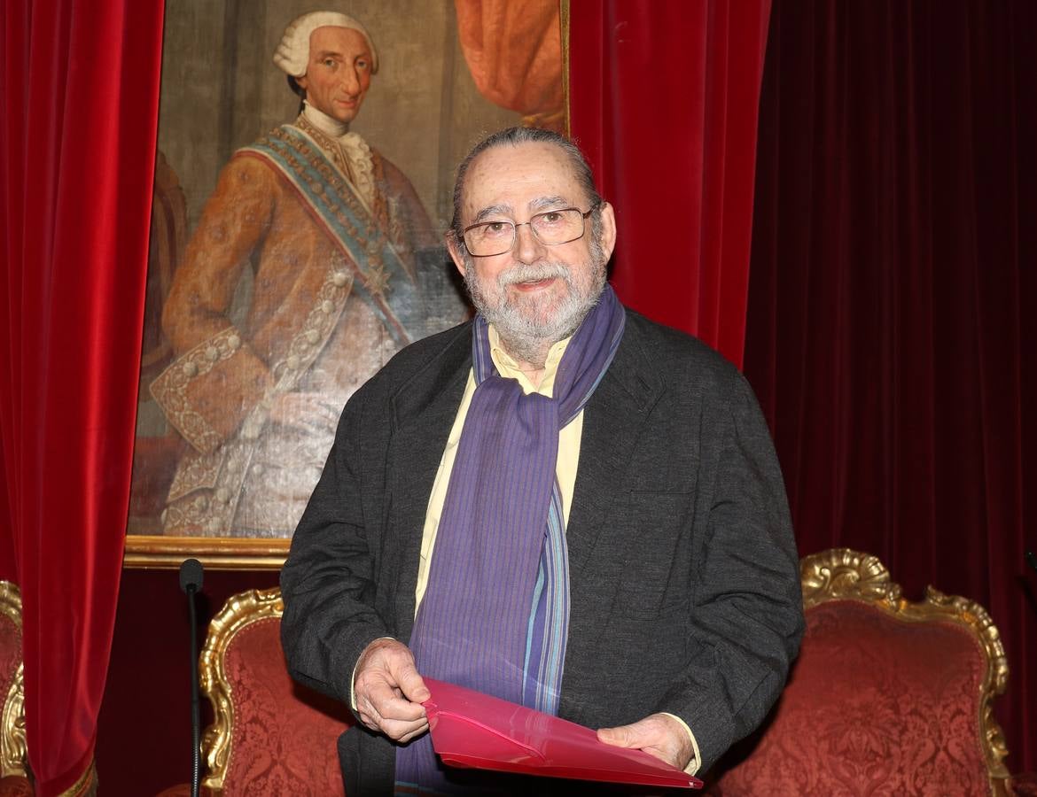 El poeta y traductor presentó su último libro 'Y de pronto, Rimbaud' en la sede de la Academia de Bellas Artes de la Purísima Concepción