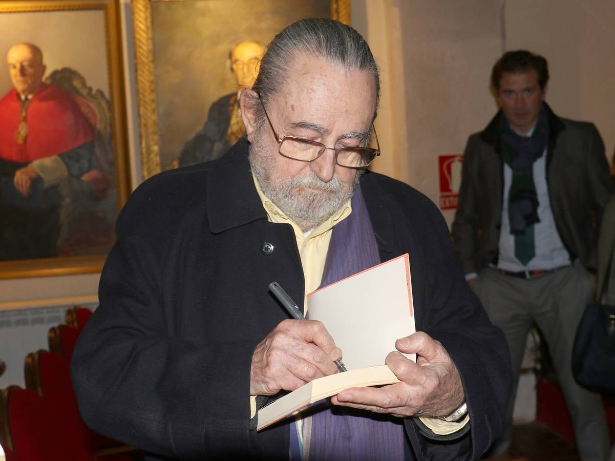 El poeta y traductor presentó su último libro 'Y de pronto, Rimbaud' en la sede de la Academia de Bellas Artes de la Purísima Concepción