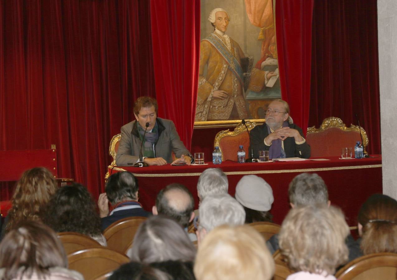 El poeta y traductor presentó su último libro 'Y de pronto, Rimbaud' en la sede de la Academia de Bellas Artes de la Purísima Concepción