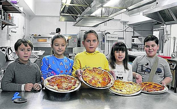 Los jóvenes cocineros, Orgullosos de lo elaborado con sus propias manos. 