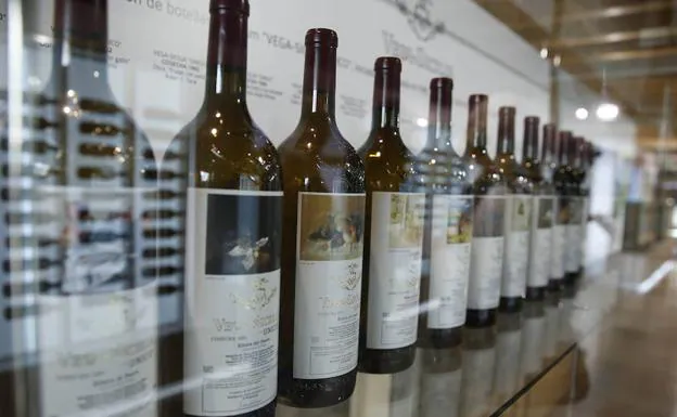 Colección de botellas magum de Vega Sicilia Único en el Museo del Vino de Peñafiel. 