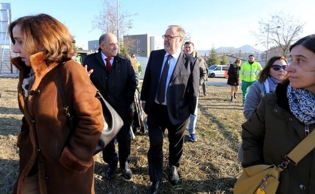 El consejero de Educación, Fernando Rey, visita las obras del IESO 'La Cistérniga'. 