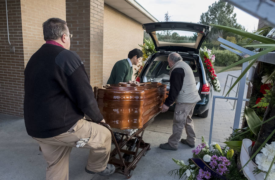 Fotos: Incineracion en el cementerio de las Contiendas, en Valladolid