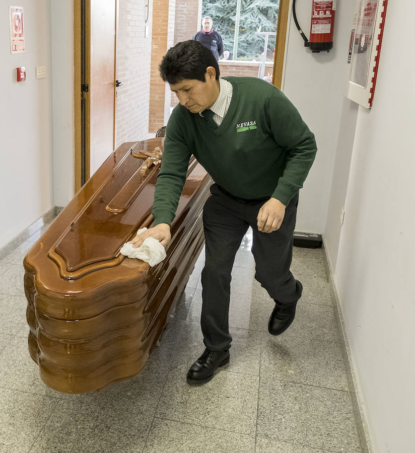 Fotos: Incineracion en el cementerio de las Contiendas, en Valladolid