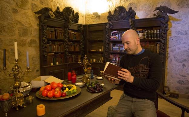 Juan Villa, creador de El Castillo Encantado, en una estancia convertida en librería. 