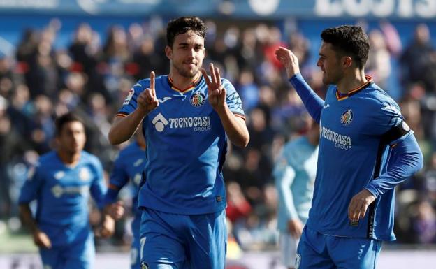 Jaime Mata recibe la felicitación de Jorge Molina por uno de sus goles. 