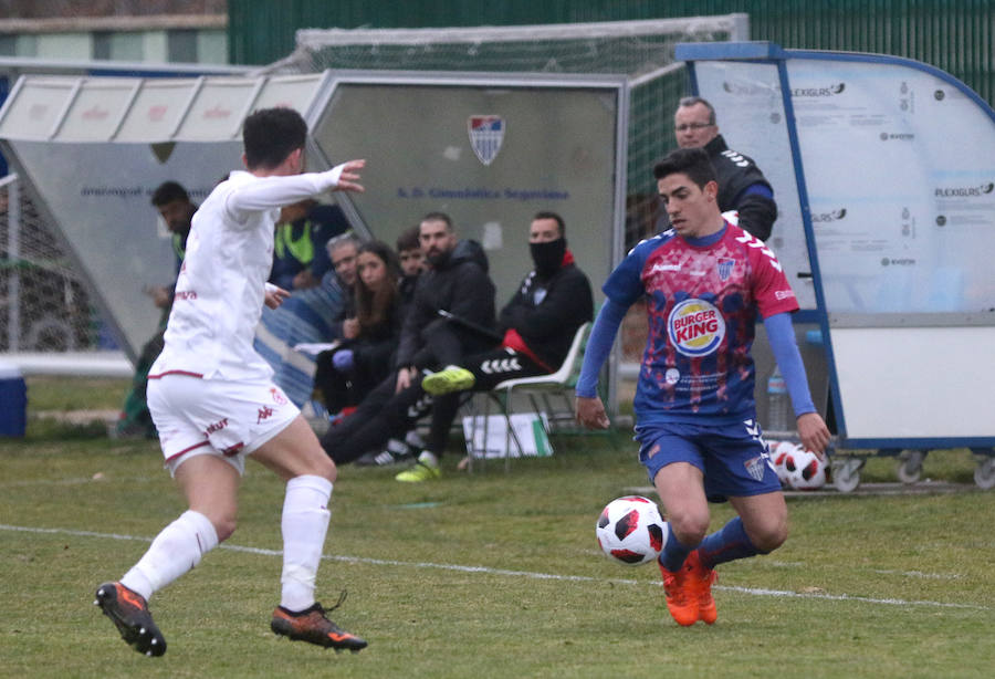 Fotos: Polémico empate entre la Gimnástica Segoviana y el Júpiter de León (1-1)