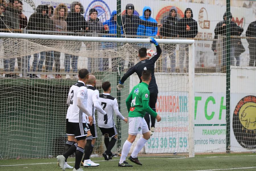 Fotos: El CD Guijuelo se impone al Salamanca CF por la mínima (1-0)