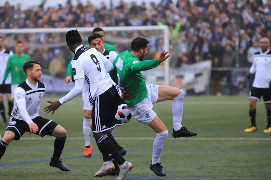Fotos: El CD Guijuelo se impone al Salamanca CF por la mínima (1-0)