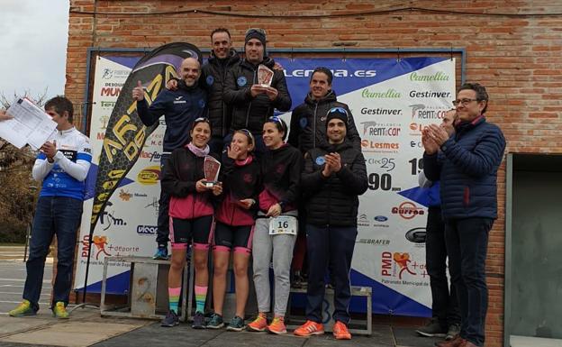 El Triatlón Charro posa en lo alto del podio por equipos. 