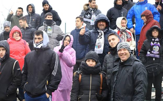 Galería. Gran ambiente en las gradas para ver el derbi entre CD Guijuelo y Salamanca CF.