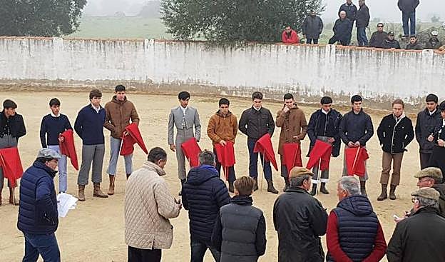 Sorteo antes de dar comienzo la tienta en la ganadería de Adolfo Martín, en Almohadín. 