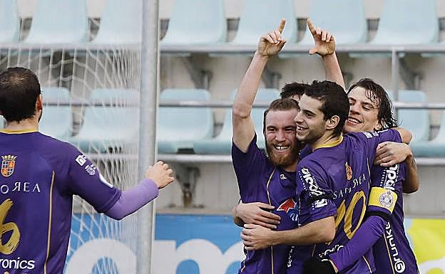 La plantilla celebra el segundo gol de Dani Burgos. 