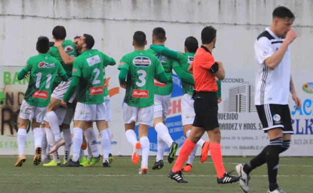 Los jugadores del CD Guijuelo celebran el tanto de la victoria ante el Salamanca CF. 