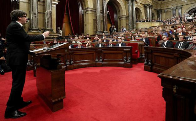 Carles Puigdemont interviene en el pleno del parlamento catalán en el que proclamó la independencia de Cataluña para suspenderla inmediatamente.