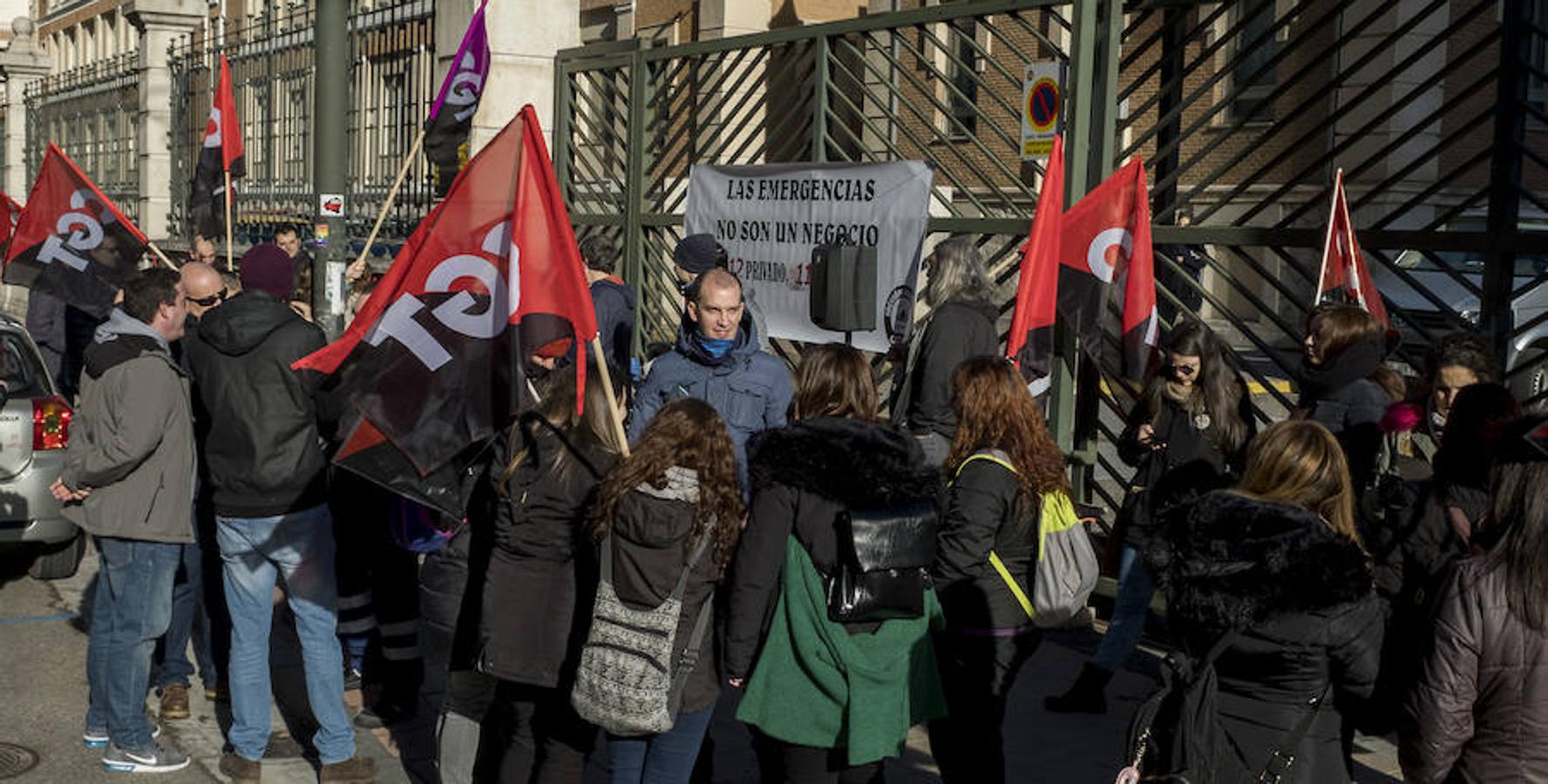 Fotos: Los trabajadores del 112 protestan a las puertas de la Consejería de Sanidad