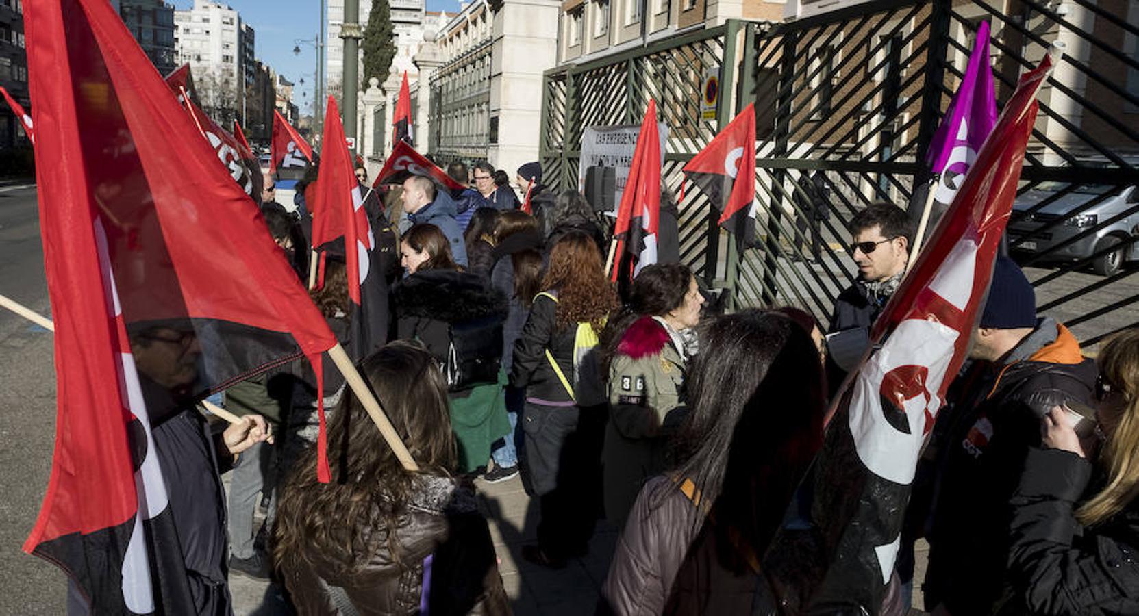 Fotos: Los trabajadores del 112 protestan a las puertas de la Consejería de Sanidad