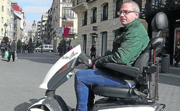 Fabio Castillo, con su 'scooter' adaptada, en la calle Santiago.
