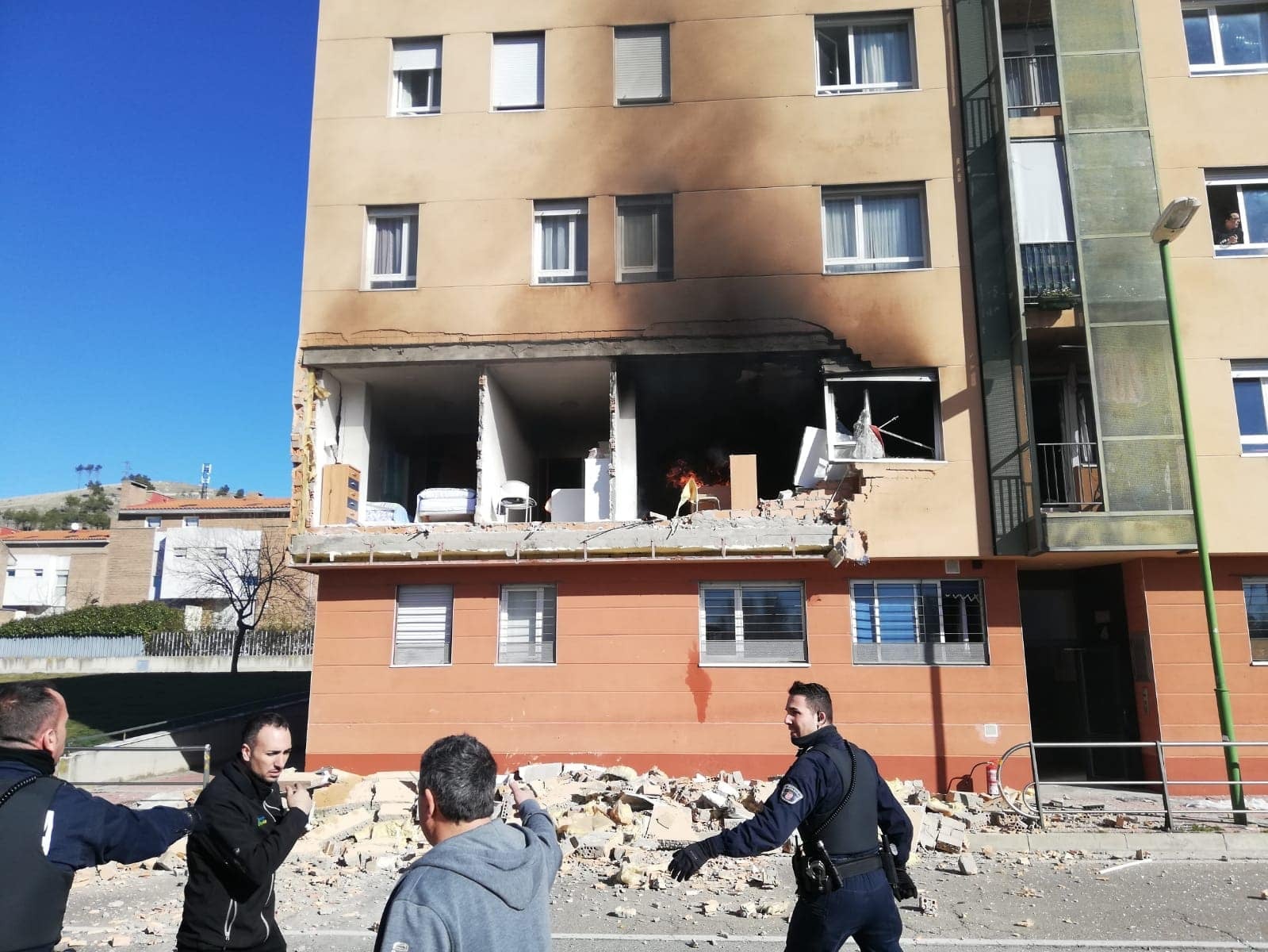 Una explosión en la calle Modesto Circuelos de la Barriada de San Juan Bautista de Burgos ha dejado, al menos, un fallecido.