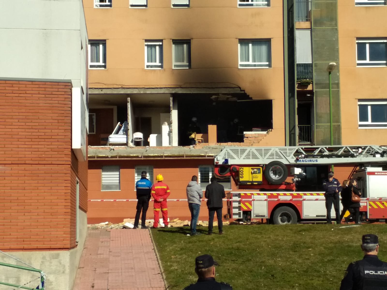 Una explosión en la calle Modesto Circuelos de la Barriada de San Juan Bautista de Burgos ha dejado, al menos, un fallecido.