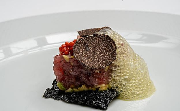 Tartar de atun rojo con aire de wasab trufa y galleta de algas del Fogón El Salvador. 