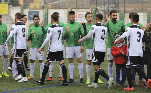 Los jugadores del CDGuijuelo y el Salamanca CF se saludan antes del último derbi. 