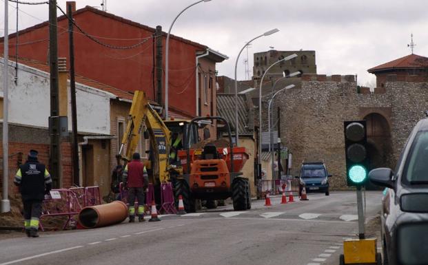 Las máquinas ya han comenzado a trabajar en el entorno de la urbanización, ubicada en la CL-602 en dirección Medina del Campo.