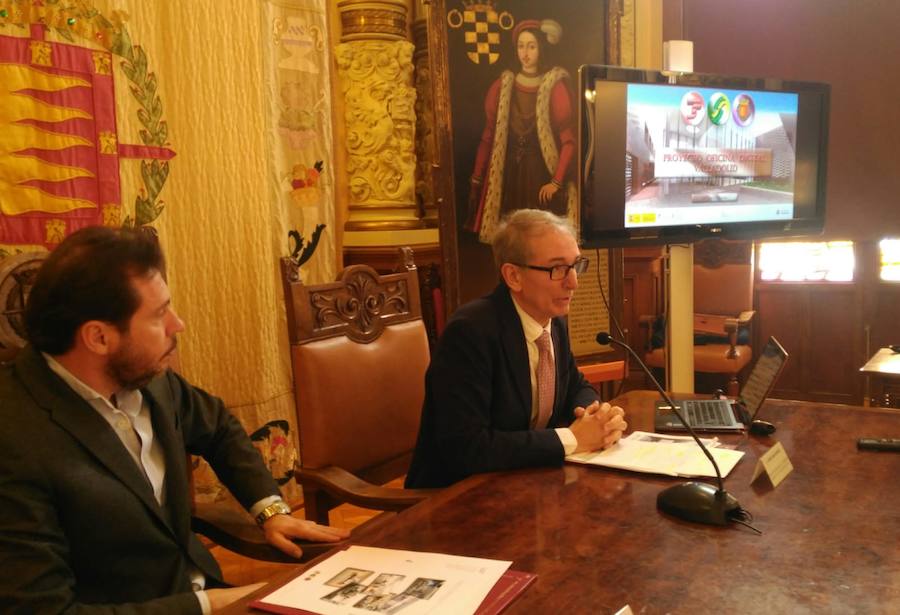 Óscar Puente y Javier Aibar, durante la presentación del nuevo centro. 