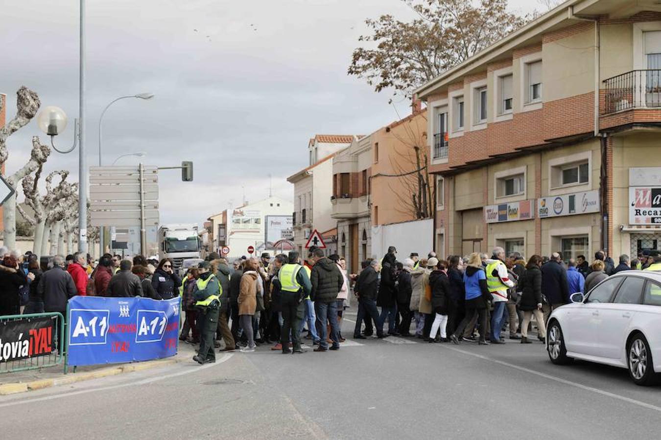 Corte de la Autovía del Duero (A-11) a su paso por la localidad vallisoletana de Peñafiel