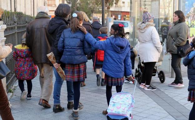 Padres, madres y abuelos recogen a los niños a la salida del colegio.