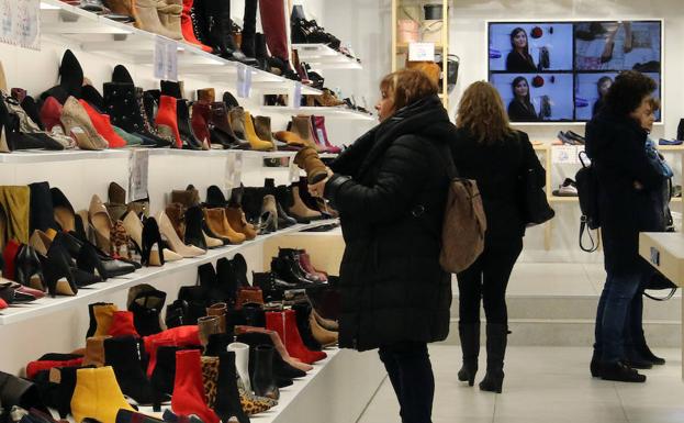 Clientes en una zapatería de la ciudad.