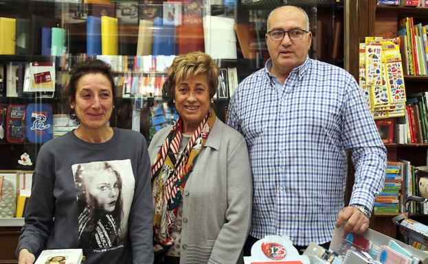 Mary Tejeda, junto a sus hijos Maribel y Ángel Iglesias. 