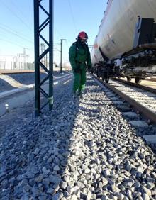 Imagen secundaria 2 - Actuación de los bomberos por la fuga de amoniaco en un tren de mercancías.