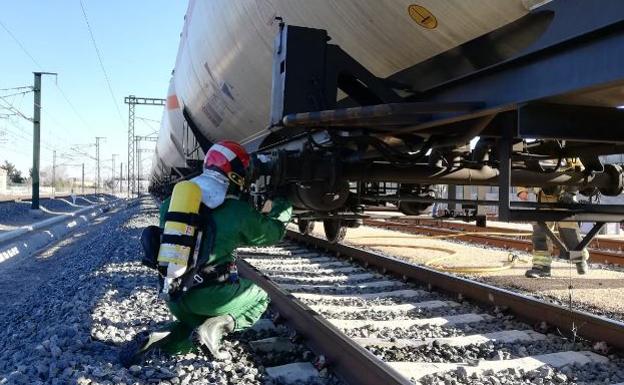 Actuación de los bomberos por la fuga de amoniaco en un tren de mercancías.