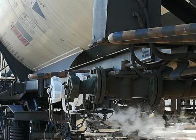 Imagen secundaria 1 - Actuación de los bomberos por la fuga de amoniaco en un tren de mercancías.