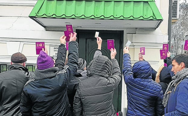 Algunos padres afectados muestran su pasaporte en el consulado. 