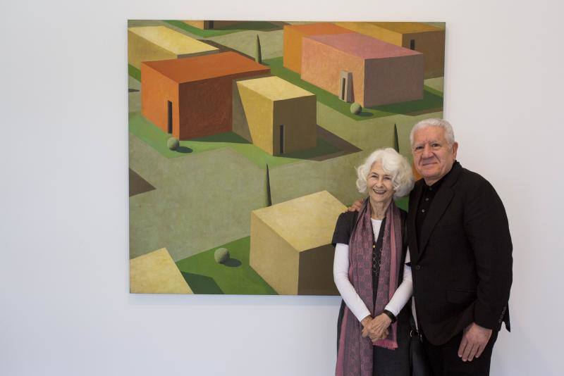 Lluis y Carmen Bassat, delante de 'a obra de Ramon Enrich 'Reci', expuesta en Las Cortes de Castilal y León.