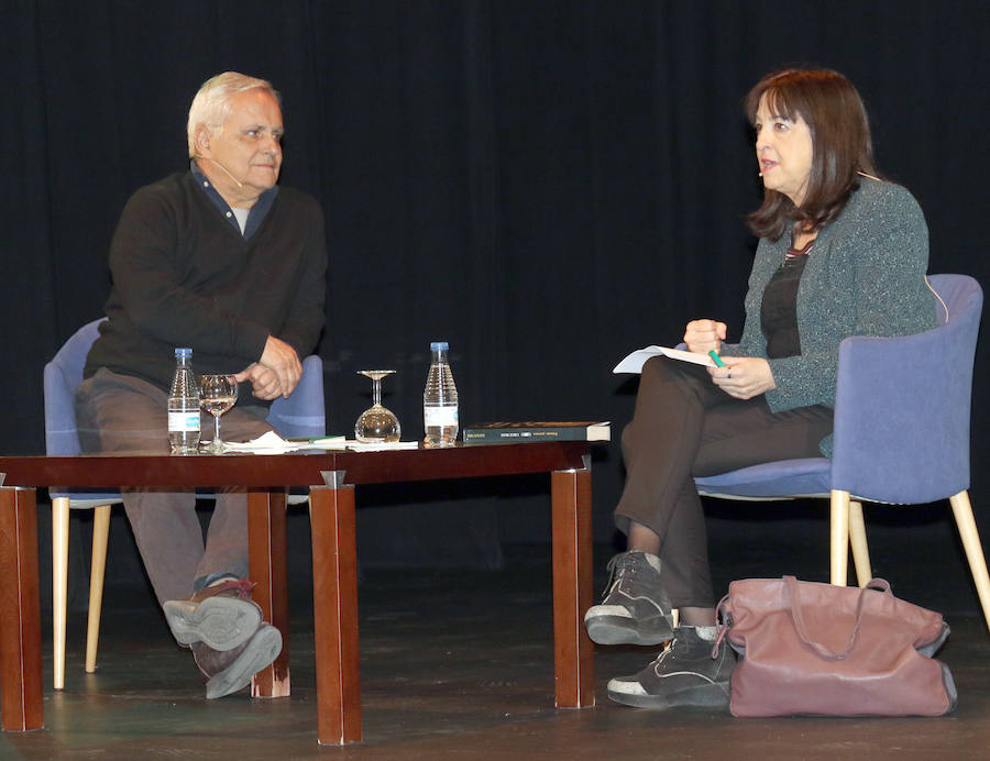 Fotos: El periodista Juan Luis, en el ciclo 'Cronistas del Siglo XXI' en el Teatro Calderón